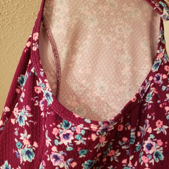 Pretty halter sundress - Picture 3 of 4